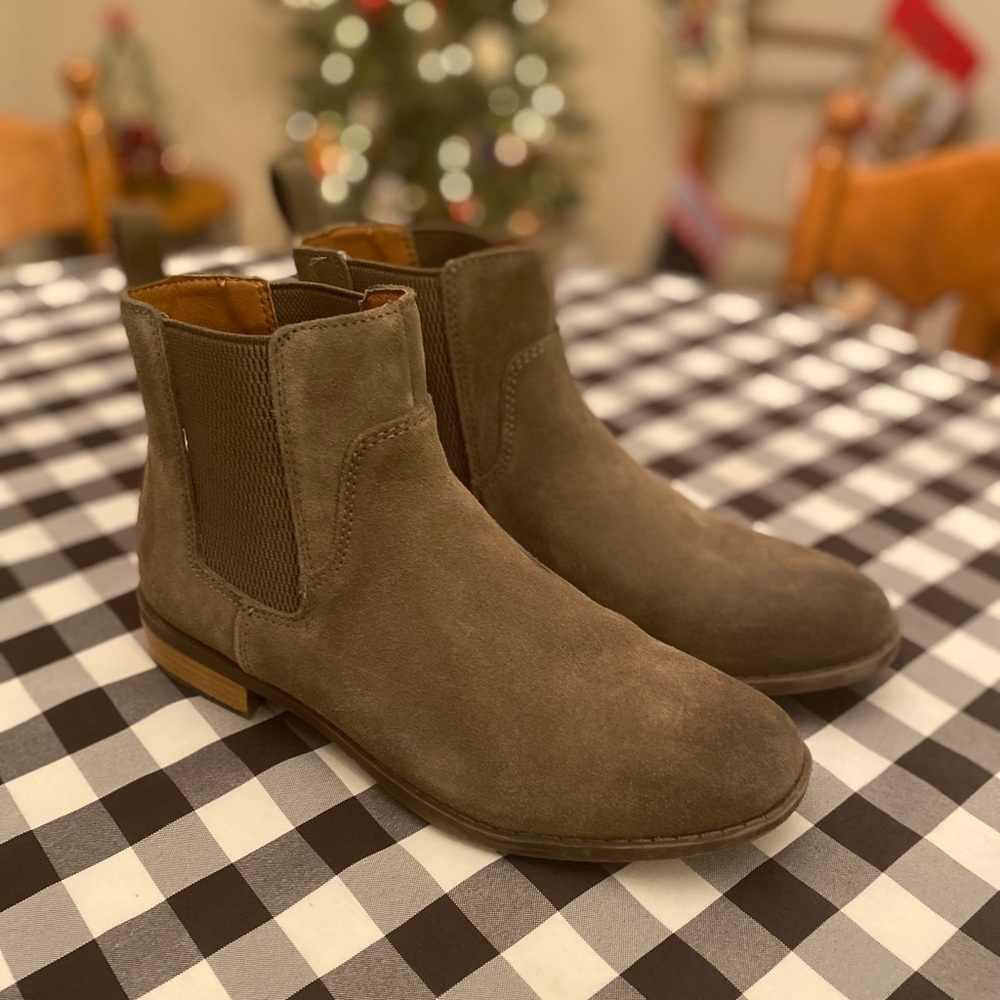 Women’s green suede b.o.c. Chelsea boots size 8